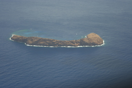 Molokini  off southern Maui. Great snorkeling/diving location. Now we turn north and land into a 26kt headwind! Maui center and